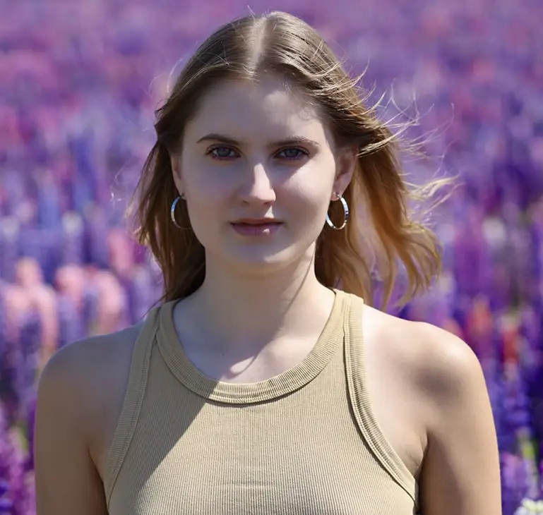 Thea Lykkegaard på mark med Lupiner